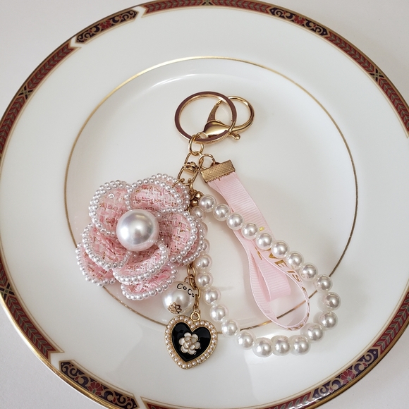 Elegant Handcrafted Pearl Camellia Charm - Chic Keychain, Bag & Car Accessory - Picture 4 of 8